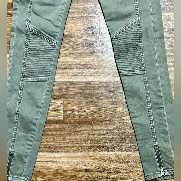 Zara olive green jeans, zipper detail. Size 2. Excellent condition - Picture 4 of 10
